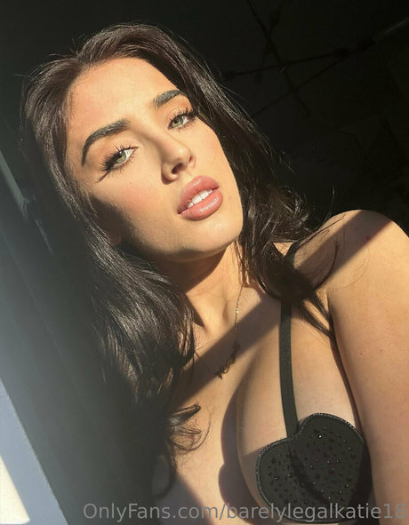 Foto di nudo di fuga di OnlyFans di Barelylegalkatie18