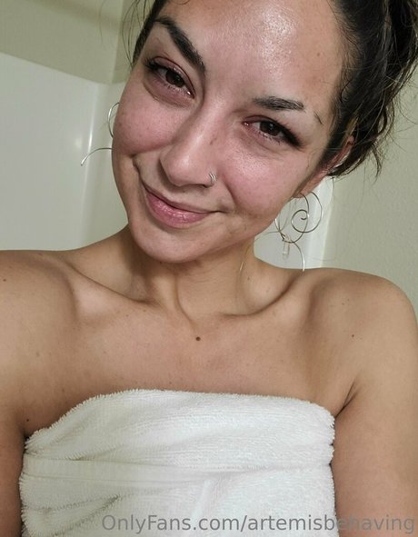 Foto di nudo di fuga di OnlyFans di Artemisbehaving