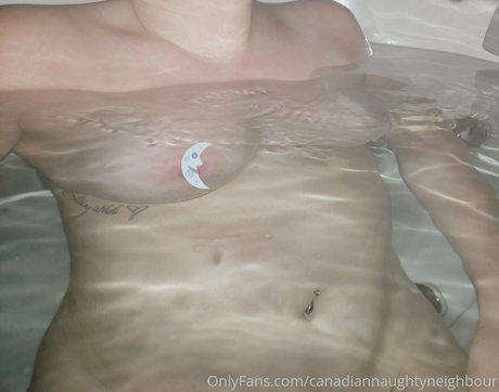 Foto di nudo di fuga di OnlyFans di Canadiannaughtyneighbour
