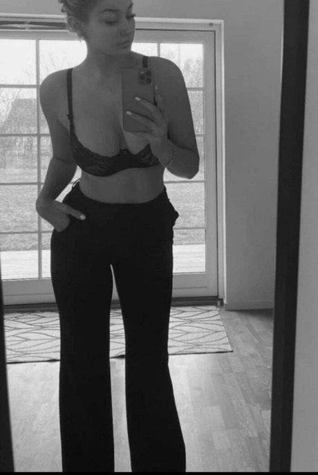 Foto di nudo di fuga di OnlyFans di Roza Tas