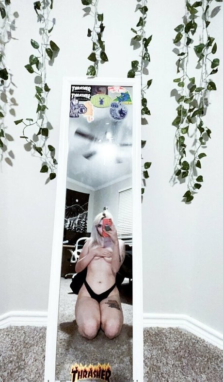 Foto di nudo di fuga di OnlyFans di Jisatsuwaifu