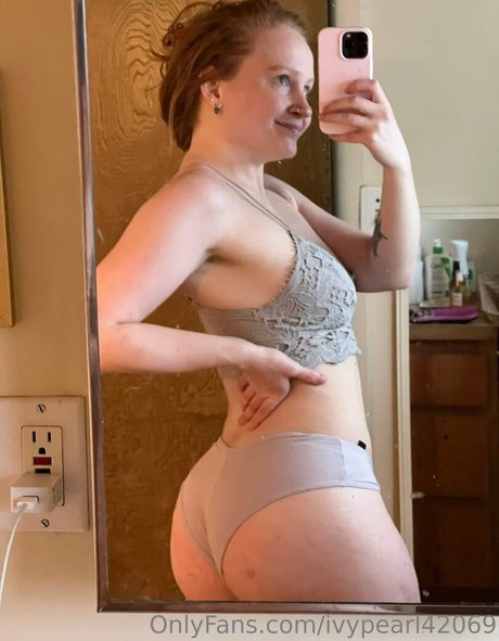 Foto di nudo di fuga di OnlyFans di Ivypearl42069