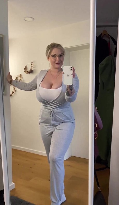 Kira Liv