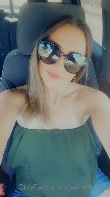 Foto di nudo di fuga di OnlyFans di Swingingset