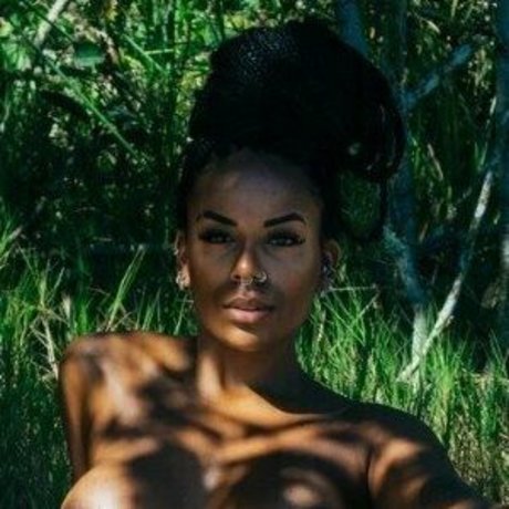 Foto di nudo di fuga di OnlyFans di Negras Peitudas