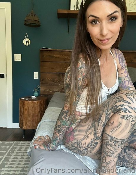 Foto di nudo di fuga di OnlyFans di Aliinwunderland