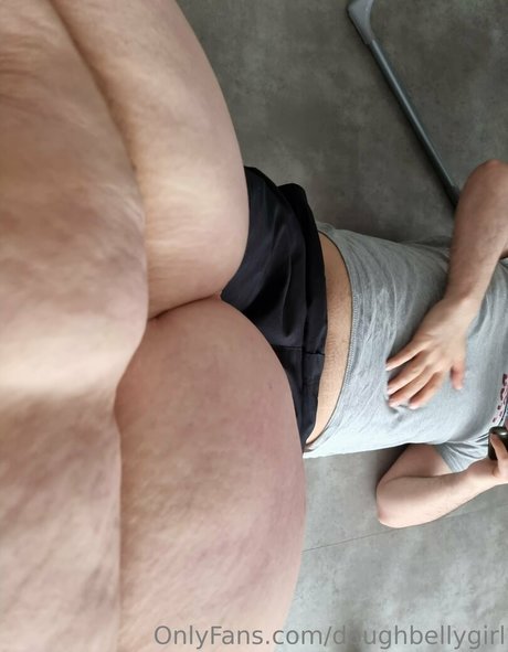 Foto di nudo di fuga di OnlyFans di Doughbellygirl