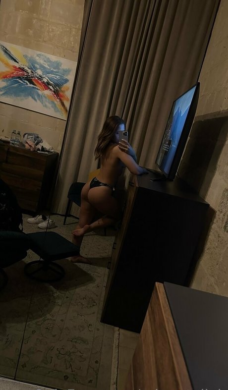 Foto di nudo di fuga di OnlyFans di Mianataliah
