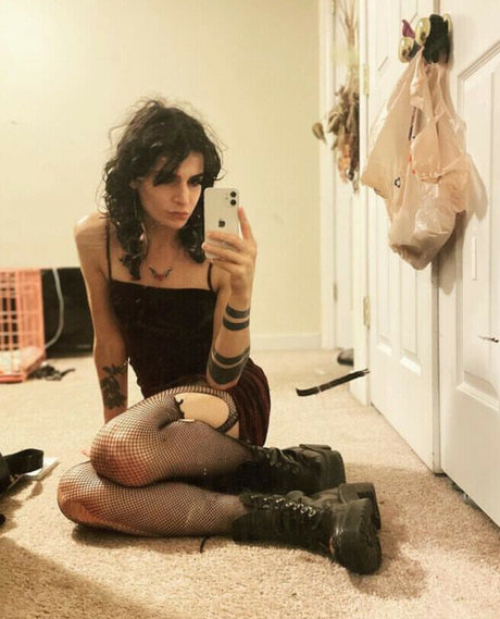 Foto di nudo di fuga di OnlyFans di Hillbillygothic