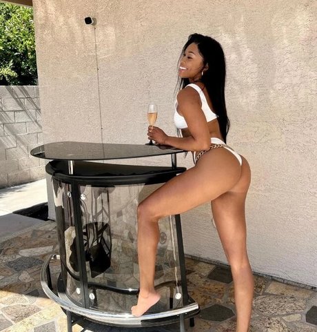 Foto di nudo di fuga di OnlyFans di Ariane Andrew