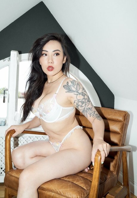 Foto di nudo di fuga di OnlyFans di Ravenna Tran