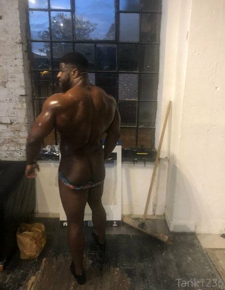 Foto di nudo di fuga di OnlyFans di Pleasure12368