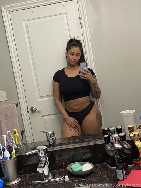 Foto di nudo di fuga di OnlyFans di Melly