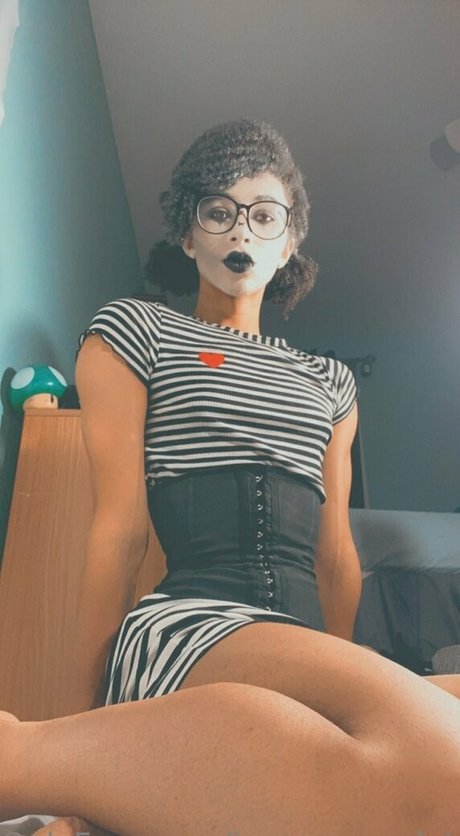 Ivyevescarlet
