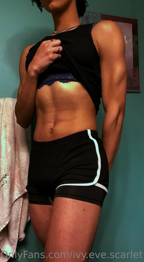 Ivyevescarlet