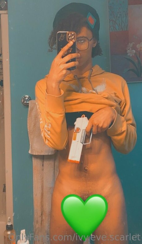Foto di nudo di fuga di OnlyFans di Ivyevescarlet