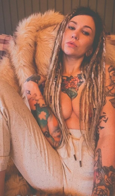 Foto di nudo di fuga di OnlyFans di Abittybuddha1969