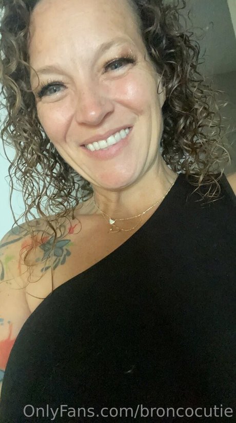 Foto di nudo di fuga di OnlyFans di Broncocutie