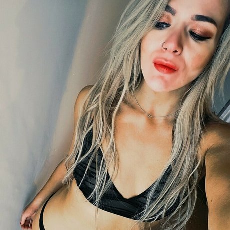 Foto di nudo di fuga di OnlyFans di Session Moth Martina