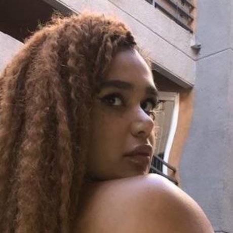 Foto di nudo di fuga di OnlyFans di Carmela Habibi