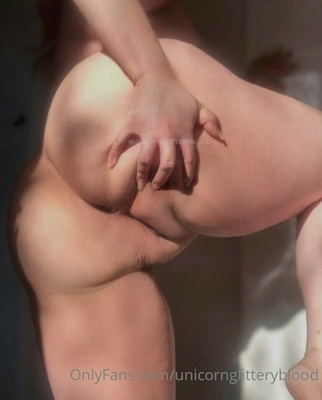 Foto di nudo di fuga di OnlyFans di Unicornglitteryblood