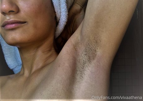 Foto di nudo di fuga di OnlyFans di Viva Athena