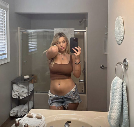 Foto di nudo di fuga di OnlyFans di Katerina Carney