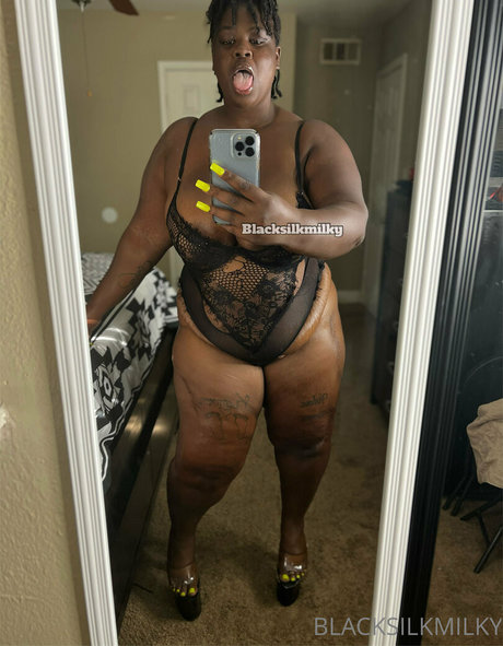 Foto di nudo di fuga di OnlyFans di Sexyblacksilkp1