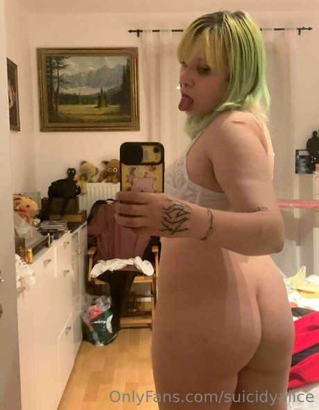 Foto di nudo di fuga di OnlyFans di Suicidyalice