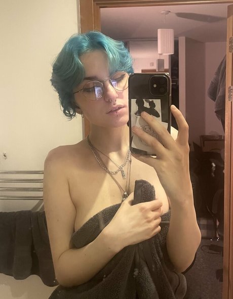 Foto di nudo di fuga di OnlyFans di Lyracr0w0