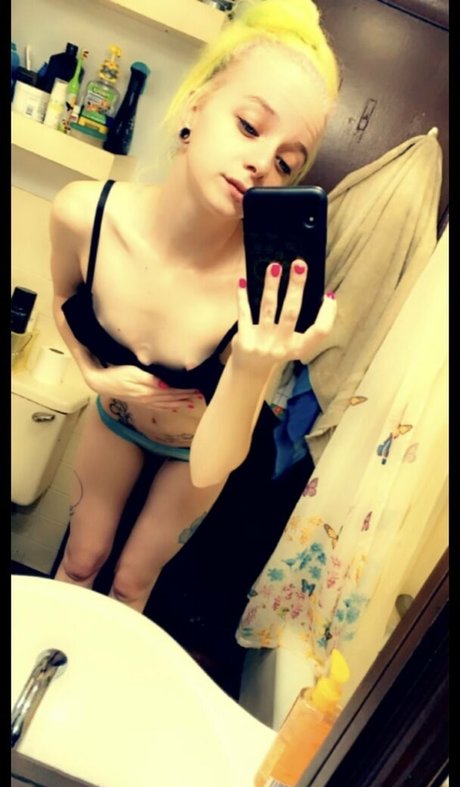 Foto di nudo di fuga di OnlyFans di Petitepixie69