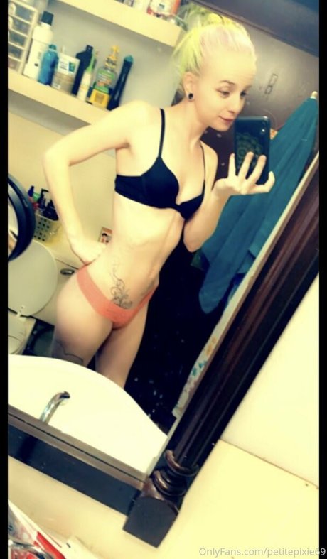 Foto di nudo di fuga di OnlyFans di Petitepixie69