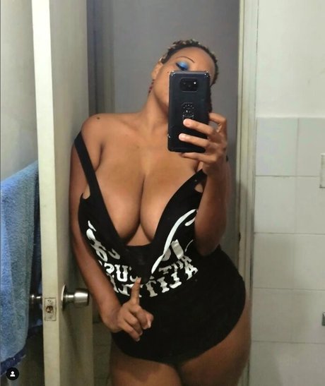 Foto di nudo di fuga di OnlyFans di Safira Oneill