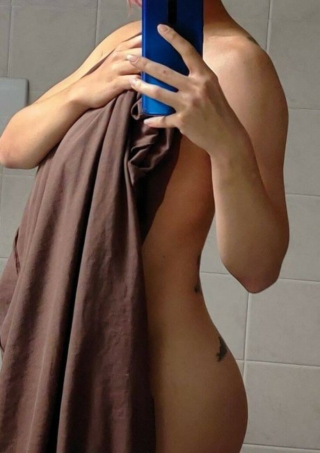 Foto di nudo di fuga di OnlyFans di Olly Esse