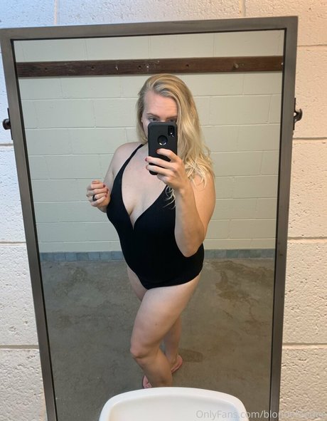 Foto di nudo di fuga di OnlyFans di Blondefeedee