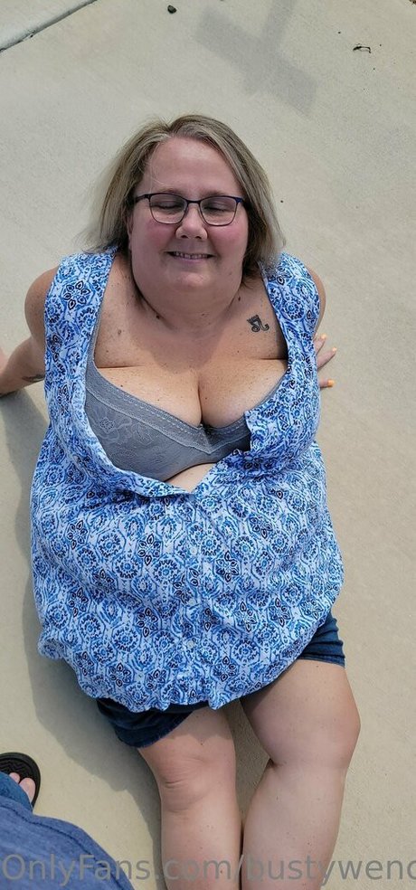 Foto di nudo di fuga di OnlyFans di Bustywench