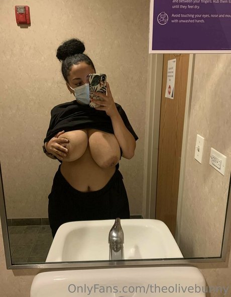 Foto di nudo di fuga di OnlyFans di Theolivebunny