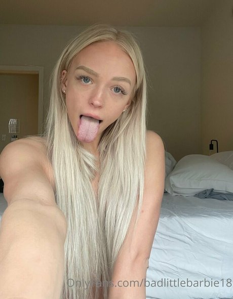 Foto di nudo di fuga di OnlyFans di Badlittlebarbie18