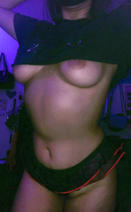 Foto di nudo di fuga di OnlyFans di Poutyprxncxss420