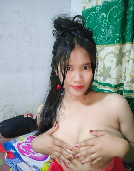 Foto di nudo di fuga di OnlyFans di Mama Muda Anjani