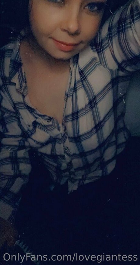 Foto di nudo di fuga di OnlyFans di Lovegiantess