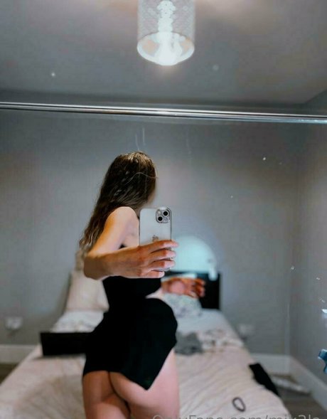 Foto di nudo di fuga di OnlyFans di Mik3la
