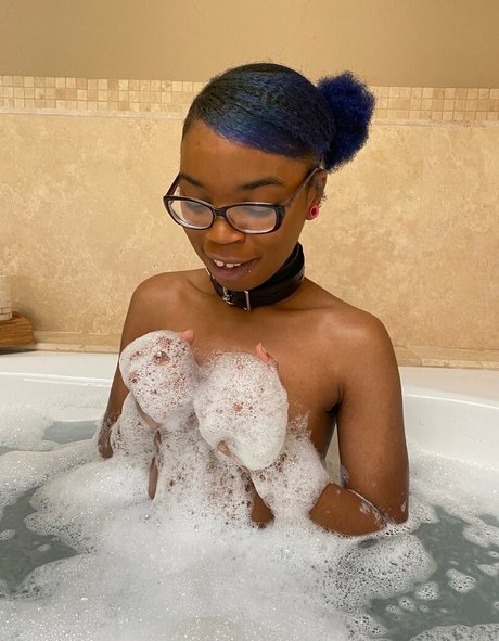 Foto di nudo di fuga di OnlyFans di Thenovapandafree