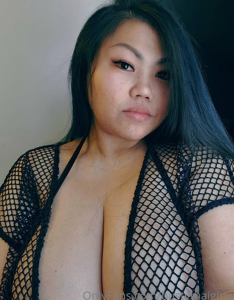 Foto di nudo di fuga di OnlyFans di Bustythaigirlx