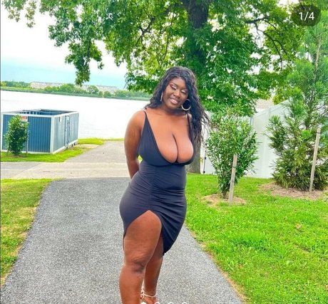 Foto di nudo di fuga di OnlyFans di Elleblack