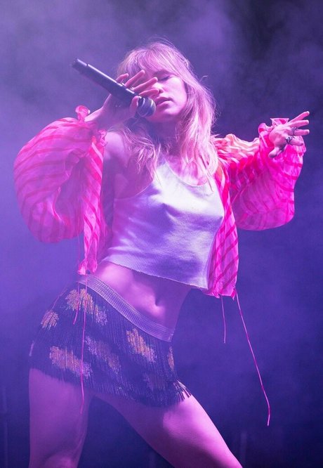 Suki Waterhouse