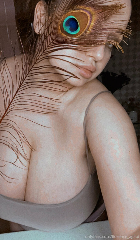 Foto di nudo di fuga di OnlyFans di Florence Agapi