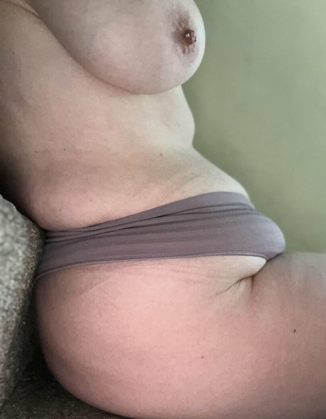 Foto di nudo di fuga di OnlyFans di Mommmyyymilkersss