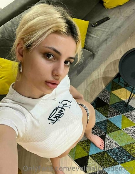 Foto di nudo di fuga di OnlyFans di Evelinalittledemon