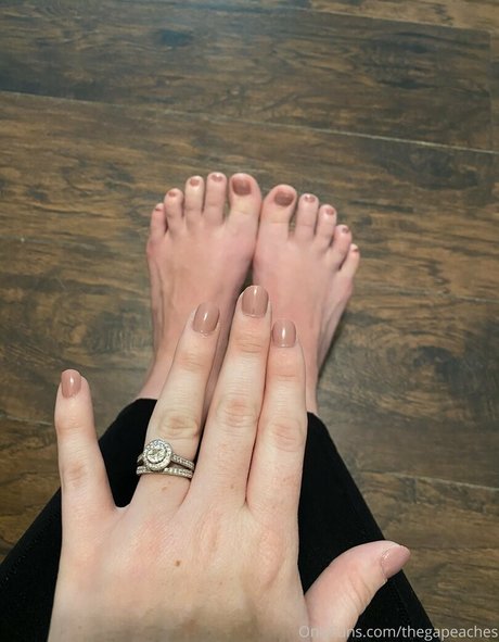 Hotwifepeachesfree